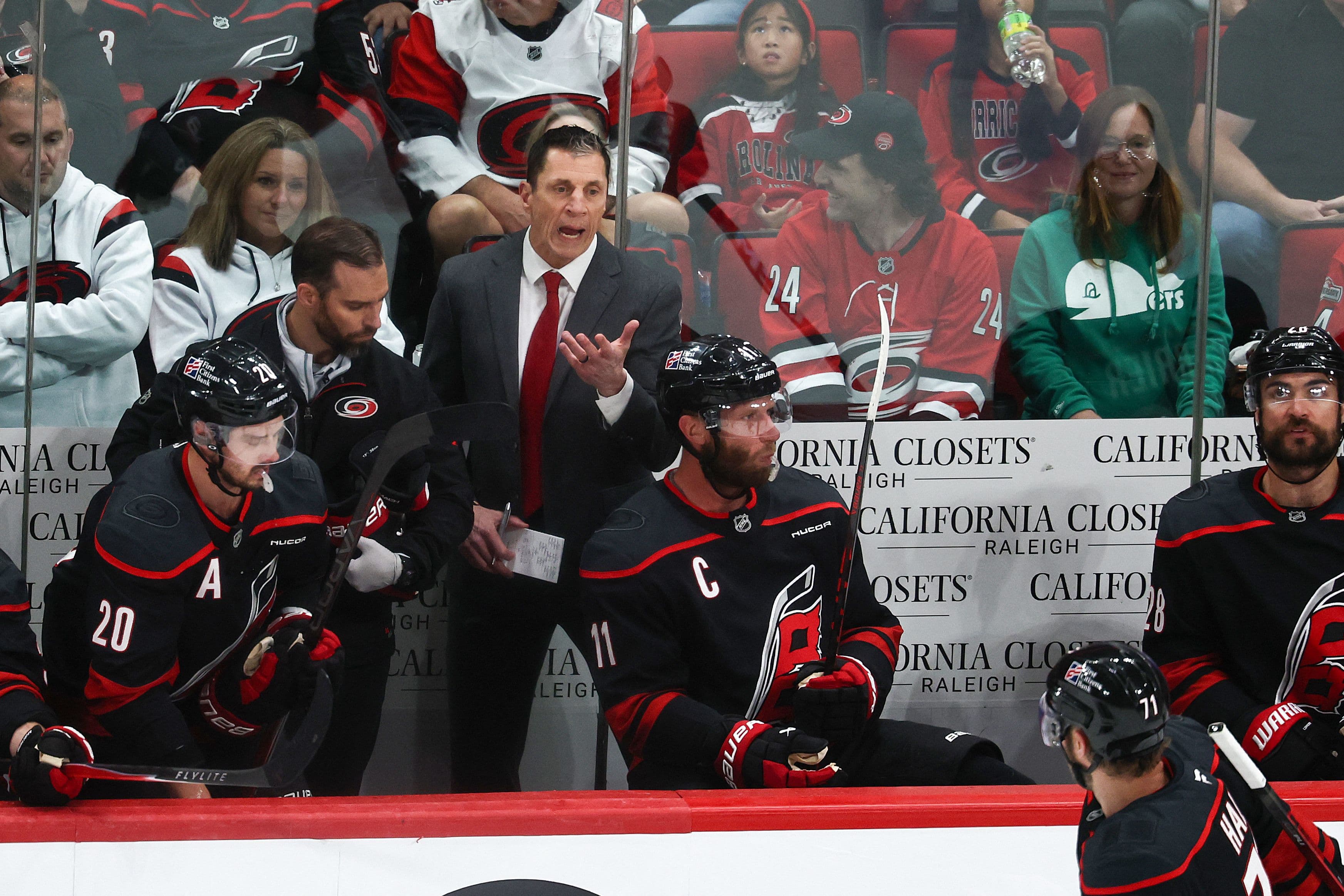 Rod Brind’Amour joue à la cachette et s’en prend aux arbitres