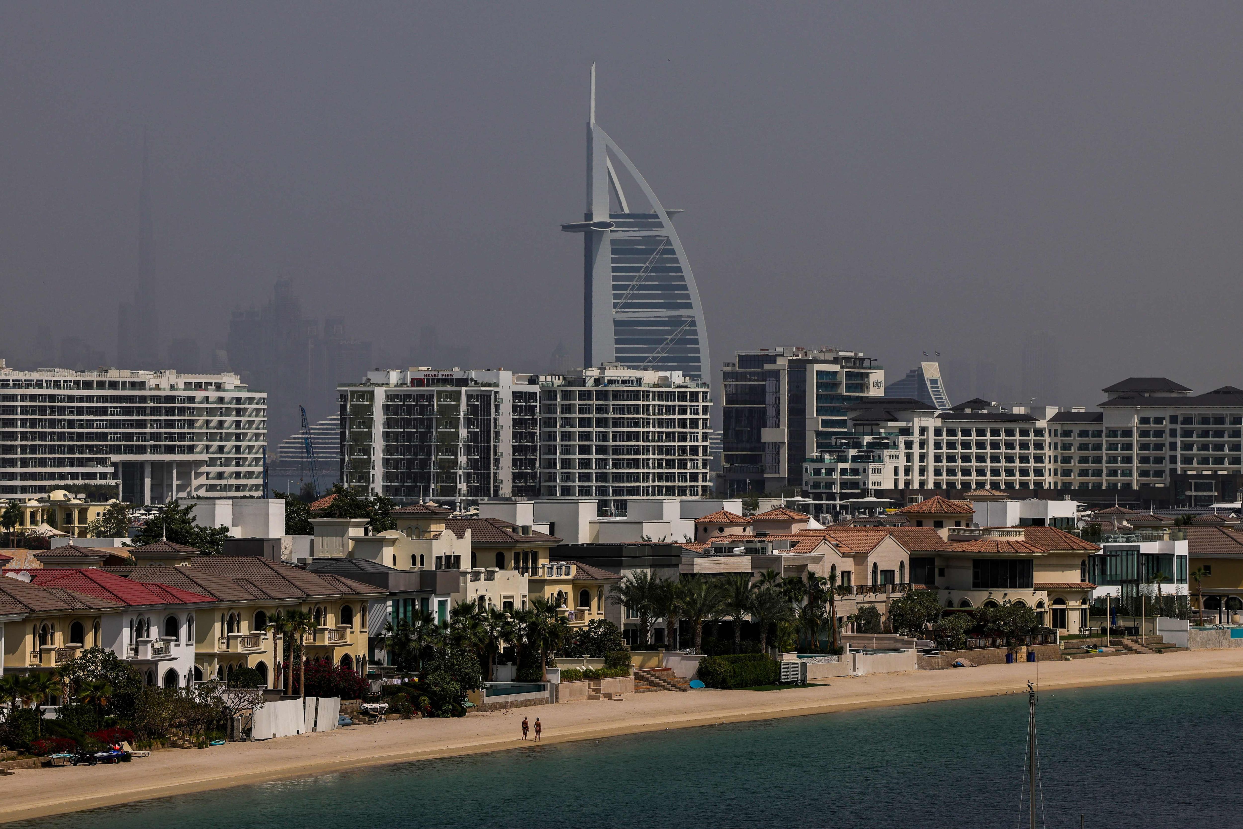 &laquo;OMG!&raquo;: des influenceurs de Duba&iuml; sid&eacute;r&eacute;s par les frappes iraniennes