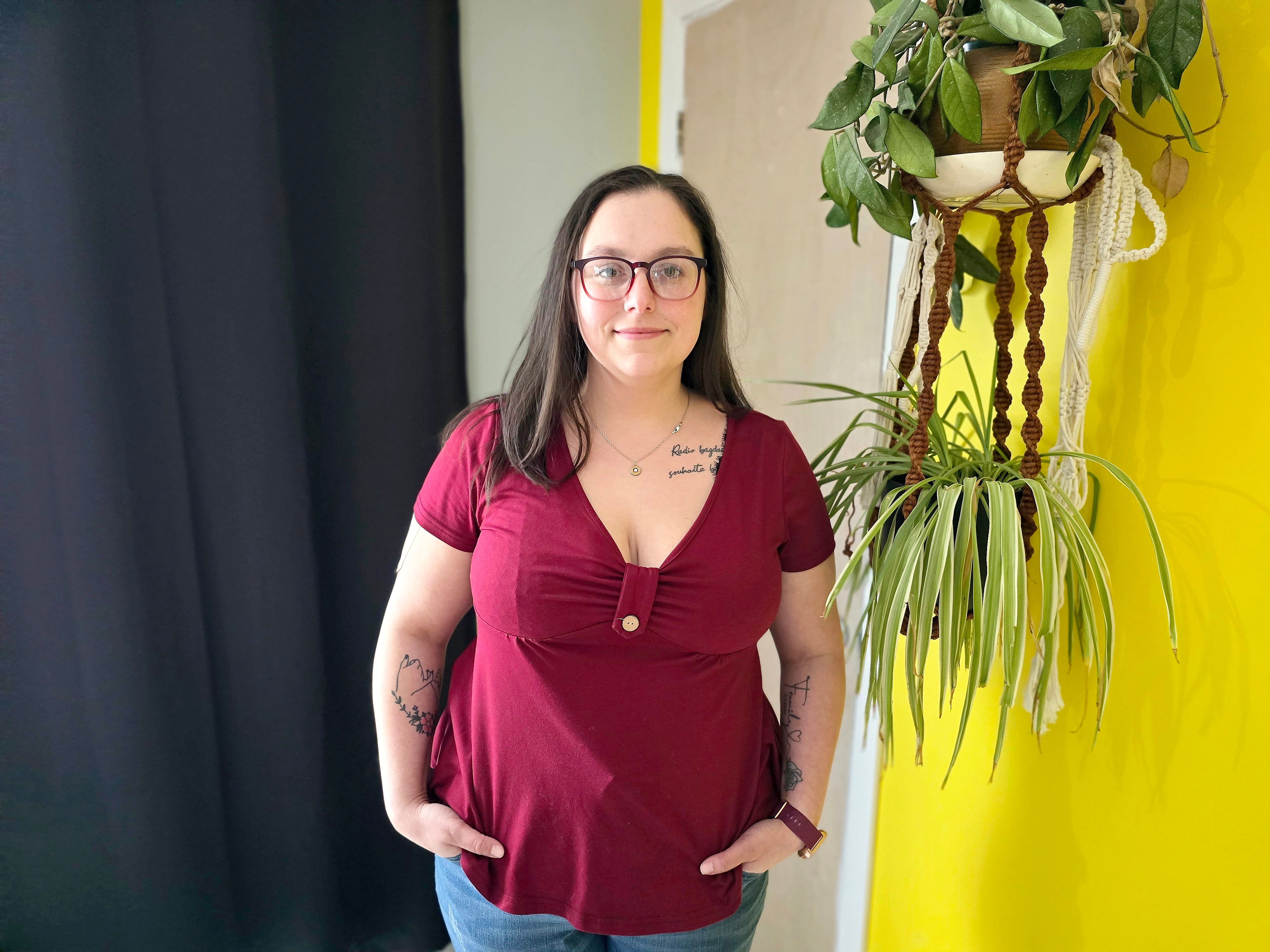 Douleurs, migraines, pertes de force: des Québécoises souffrent le martyre en attendant une réduction mammaire