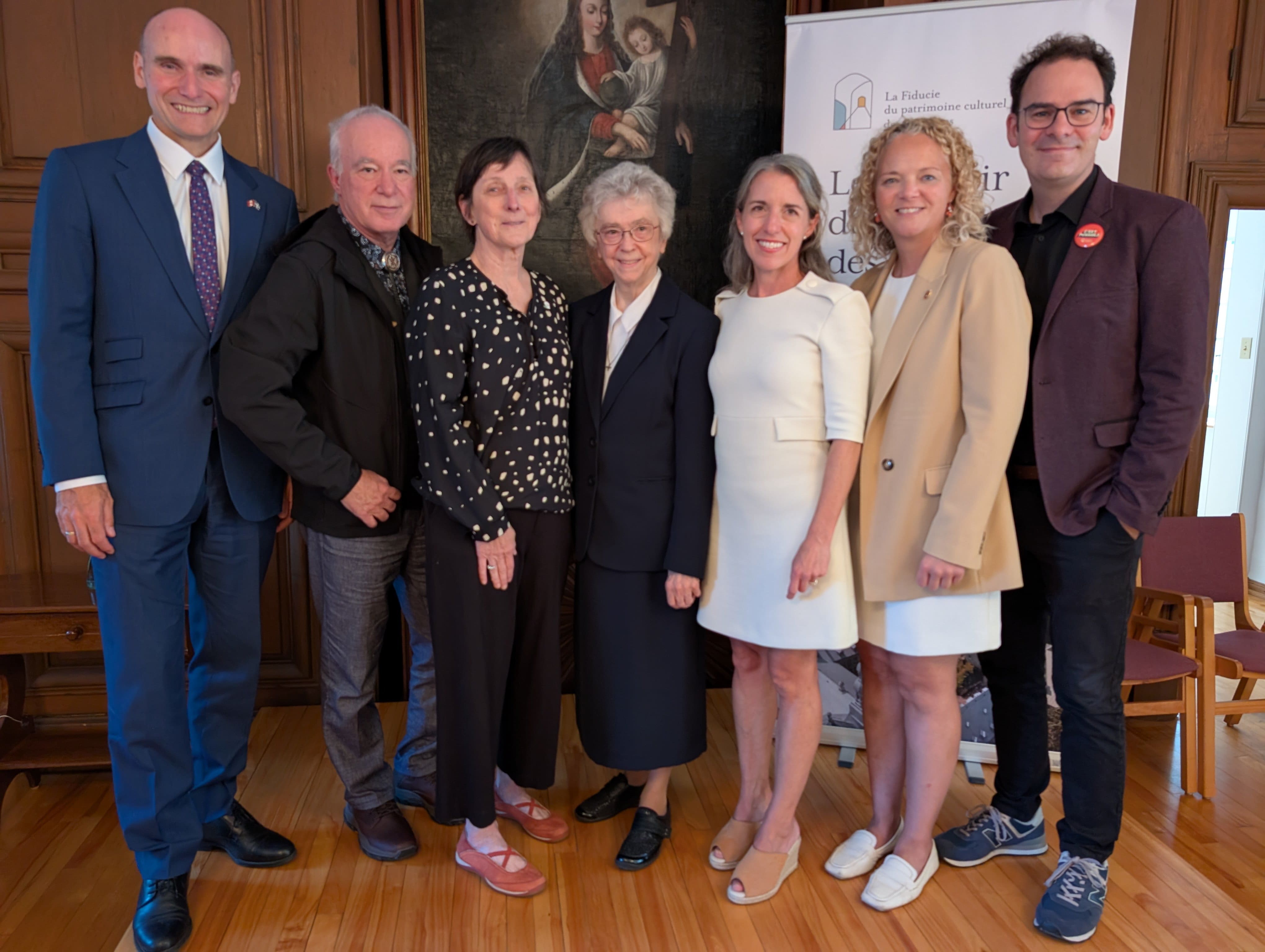 Plusieurs partenaires étaient réunis pour l’occasion. Sur la photo, on peut voir, de gauche à droite, Jean-Yves Duclos, député fédéral, Carlo Gros-Louis, chef responsable du patrimoine, de la culture et de l'éducation à la Nation wendat, Henriette Thériault, présidente de la Fiducie du patrimoine culturel des Ursulines, soeur Pauline Duchesne, supérieure générale, Sophie Limoges, directrice générale de la Fiducie, Mélissa Coulombe-Leduc, membre du comité exécutif à la Ville de Québec et Étienne Grandmont, député de Taschereau.