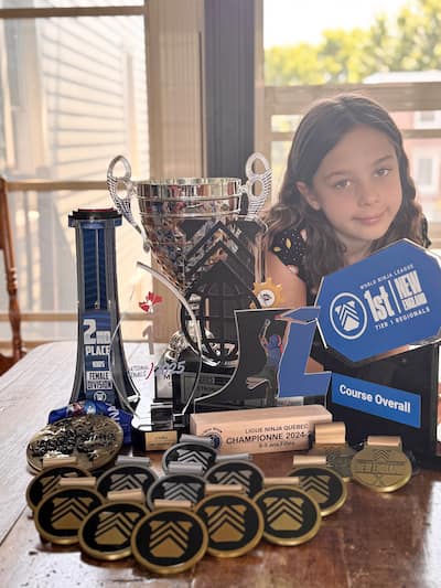 Justine B Simard ha vinto un anno eccezionale nel 2025, vincendo oltre 20 medaglie e trofei durante la competizione di Ninja Warrior.