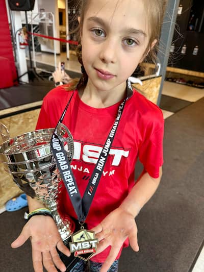 Una «guerriera ninja» come Justine B Simard, ça doit endurancer la douleur aux mains.