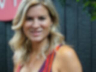 Elle démontre ses talents en peinture