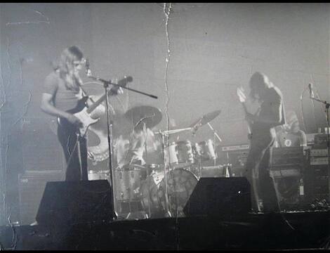 Une rare photo de la première visite chez nous de Pink Floyd, au Pavillon de la Jeunesse, un lieu habituellement réservé aux expositions de vaches.