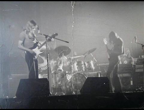 Une rare photo de la première visite chez nous de Pink Floyd, au Pavillon de la Jeunesse, un lieu habituellement réservé aux expositions de vaches.