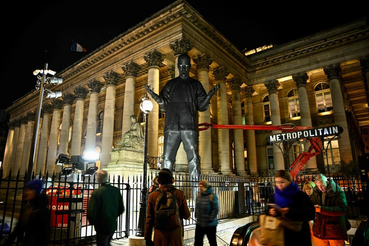Une statue géante du rappeur américain Kid Cudi au centre de Paris | JDQ