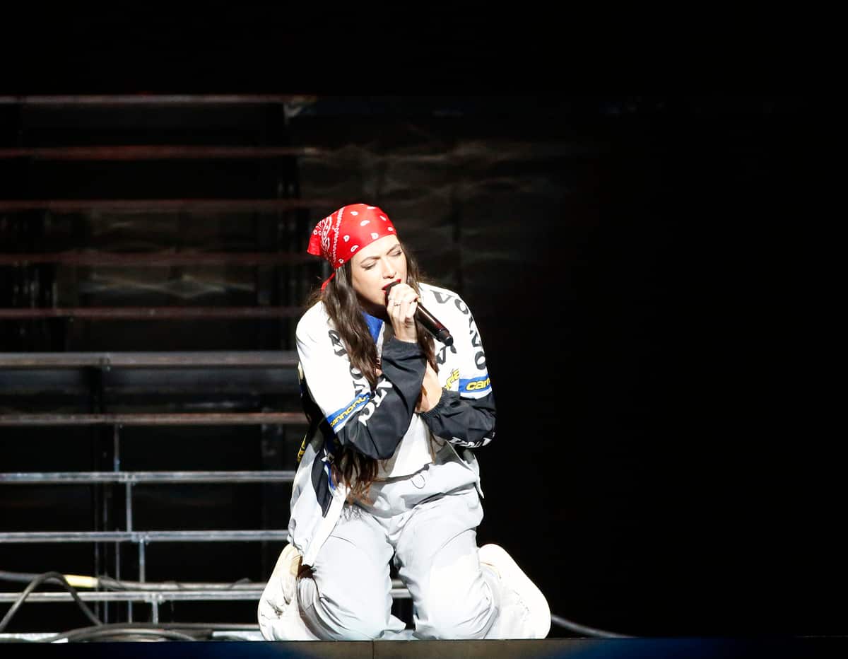 Shania Twain on fire, fit and entertaining