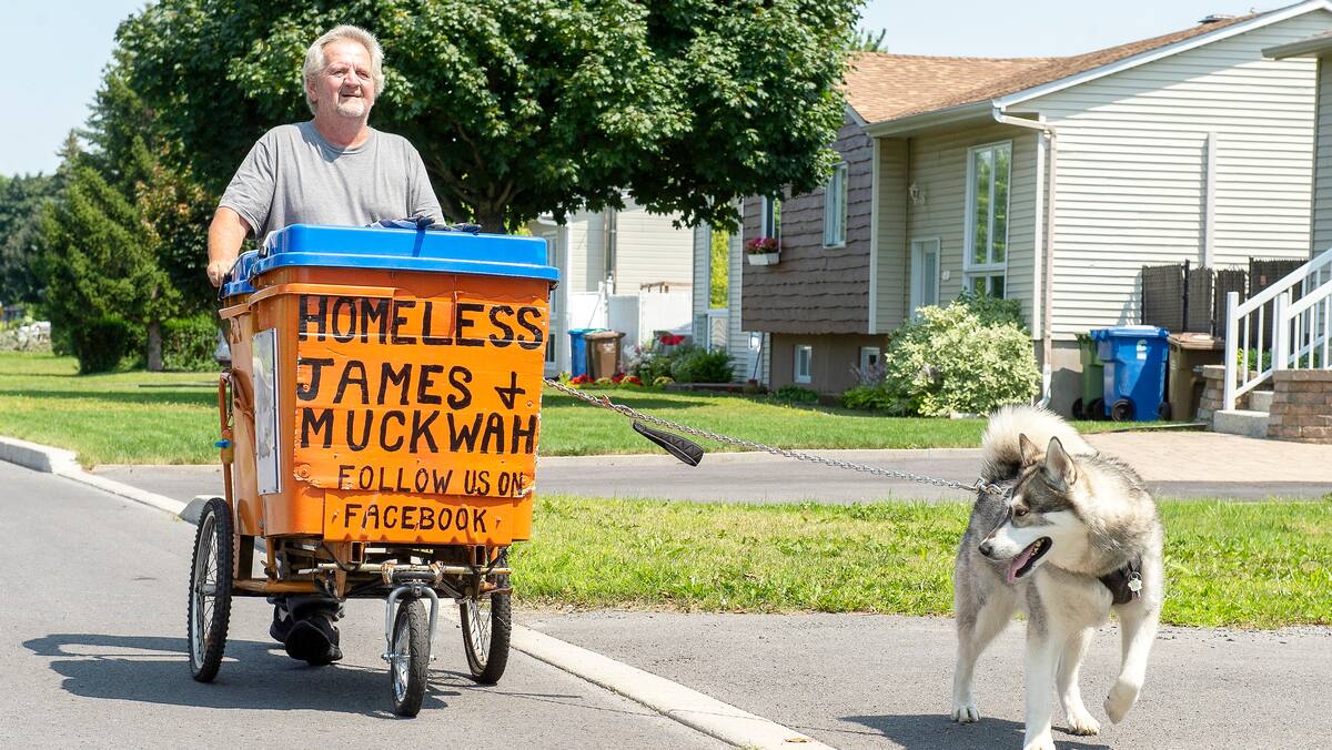 Il traverse le Canada à pied avec son chien pour des refuges qui acceptent les animaux