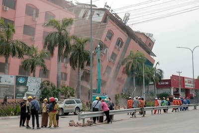La gente busca los escombros de un edificio colapsado en Mandalay el 5 de abril de 2025, después del terremoto del 28 de marzo. Este terremoto de magnitud 7.7, que ocurrió, ha afeitado edificios en todo Myanmar, matando a más de 3.000 personas y dejando a miles de otros sin hogar.