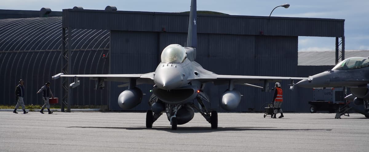 Stati Uniti: un intruso che si imbarca su un aereo ufficiale in una base militare Stati Uniti: un intruso che si imbarca su un aereo ufficiale in una base militare