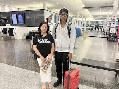 Mathieu Nader y su madre Aline Nader en el aeropuerto de Montreal el domingo por la mañana. El o 21 años no sabía si su vuelo a Sydney se iría como se indica en el sitio de Air Canada debido al conflicto laboral.