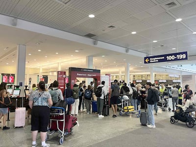 Los pasajeros de Air Canada esperaban las indicaciones del domingo, mientras que varios vuelos fueron cancelados por la tarde.