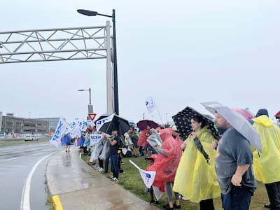 Los agentes y agentes de Air Canada continuaron demostrando bajo la lluvia el domingo al mediodía, reclamando mejores condiciones de trabajo.