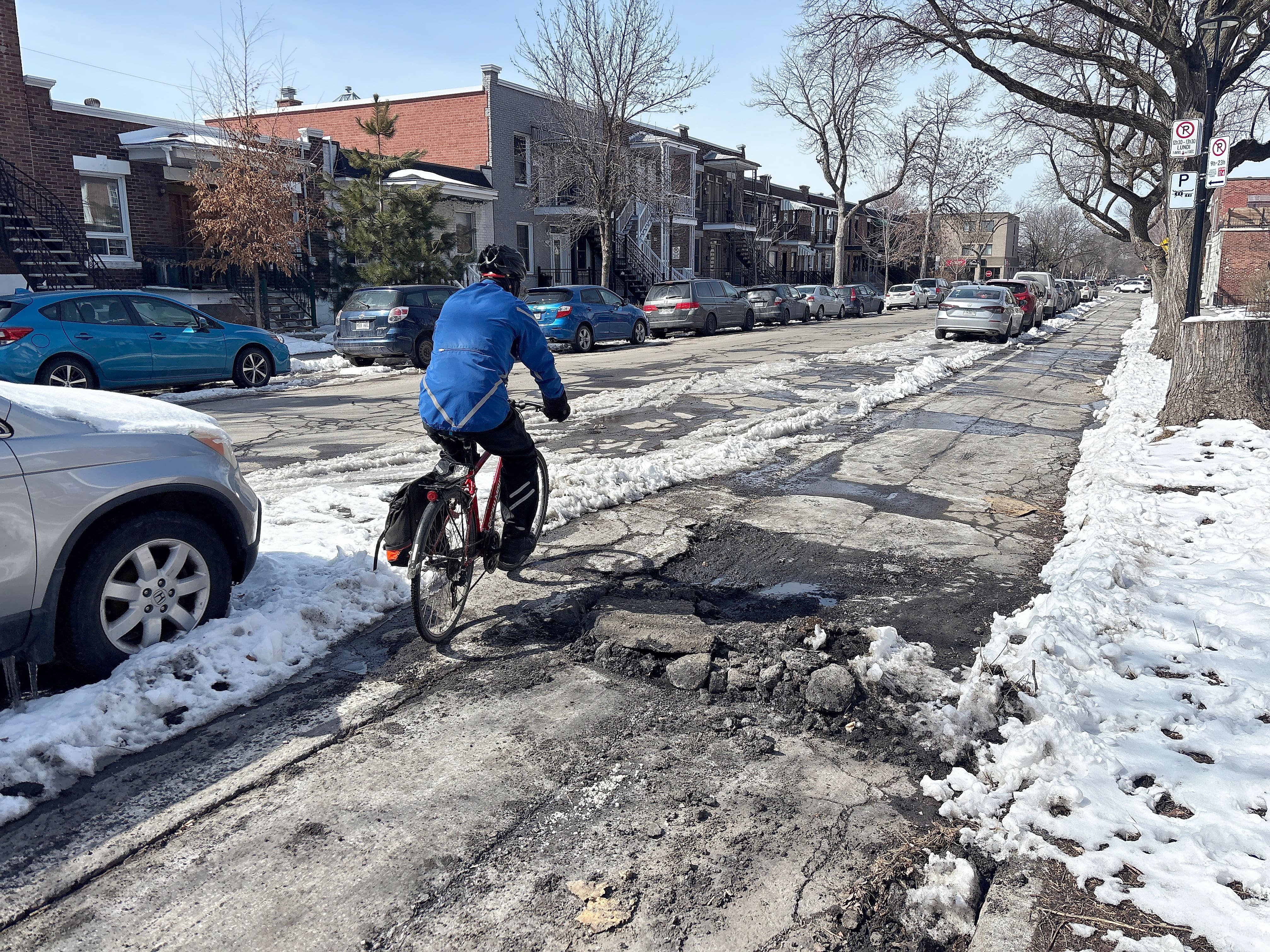 &laquo;C&rsquo;est dangereux&raquo;: les cyclistes de Montr&eacute;al s&rsquo;inqui&egrave;tent eux aussi de la prolif&eacute;ration des nids-de-poule