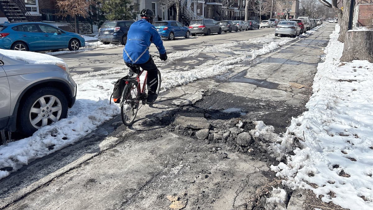 «C’est dangereux»: les cyclistes de Montréal s’inquiètent eux aussi de la prolifération des nids-de-poule