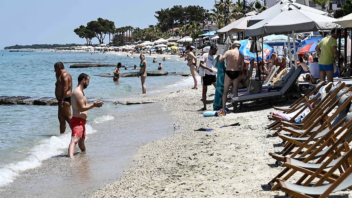 Illegal privatization of beaches: a scourge that angers Greeks Illegal privatization of beaches: a scourge that angers Greeks