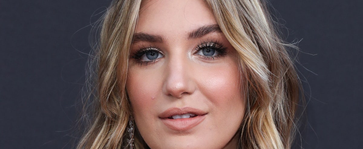 Sophie Nélisse and Yellowjackets Co-Star Sophie Thatcher Among