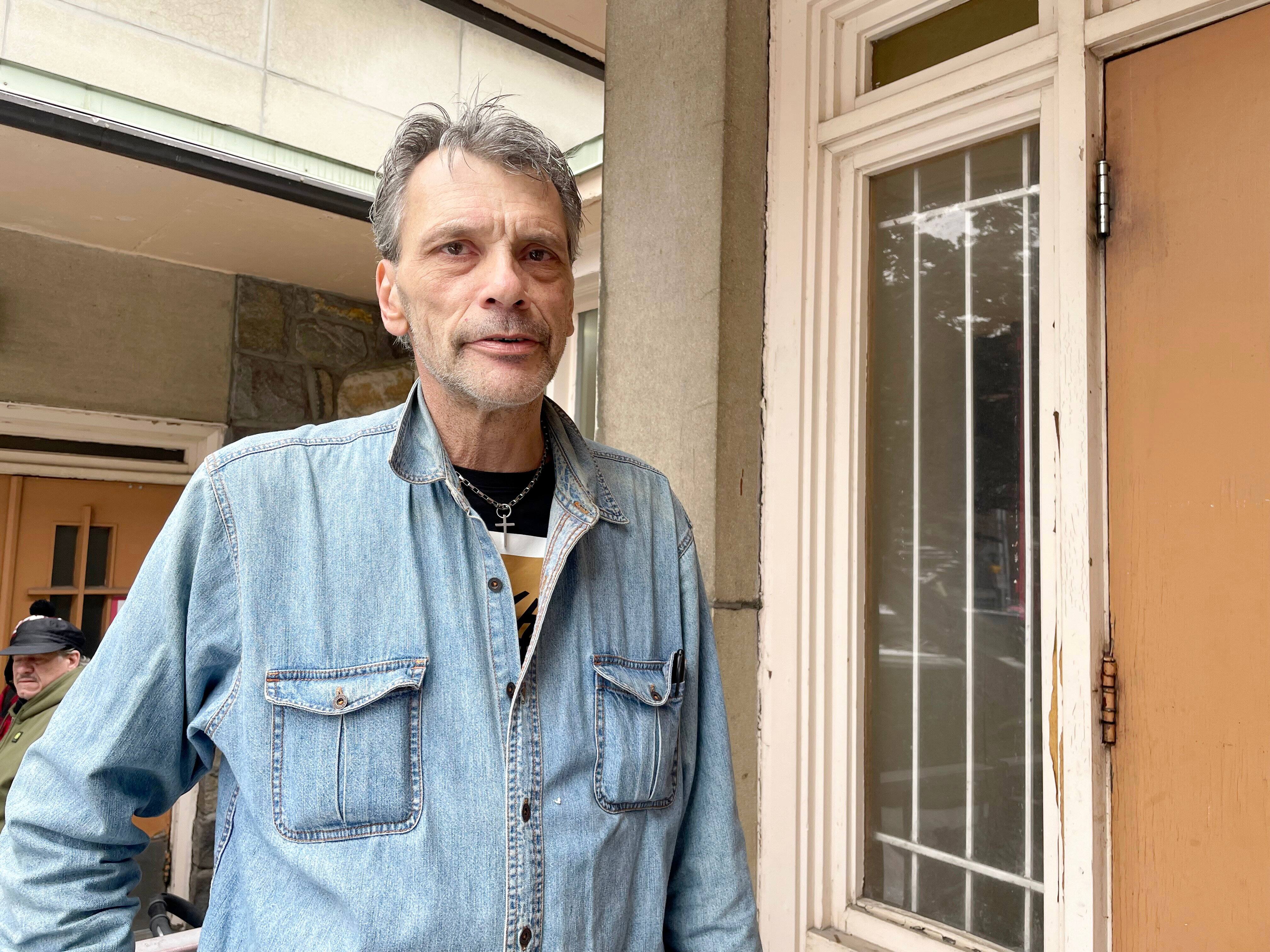 «Deux vies, deux êtres humains, Serge et Valmont»: deux sans-abri ...
