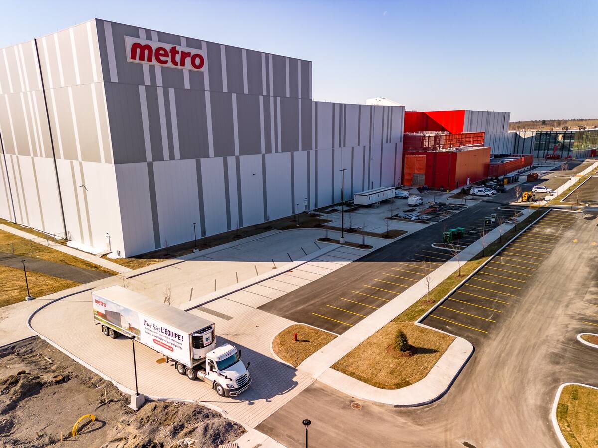 Metro ouvre son nouveau centre de distribution automatisé à Terrebonne