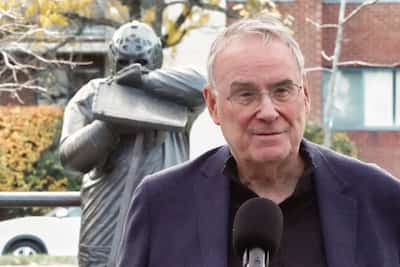 Ken Dryden Lors du Retour de SA statuja Devant L'Aréna Raymond-Bourque à Monreal Le 28 Octobre 2023.