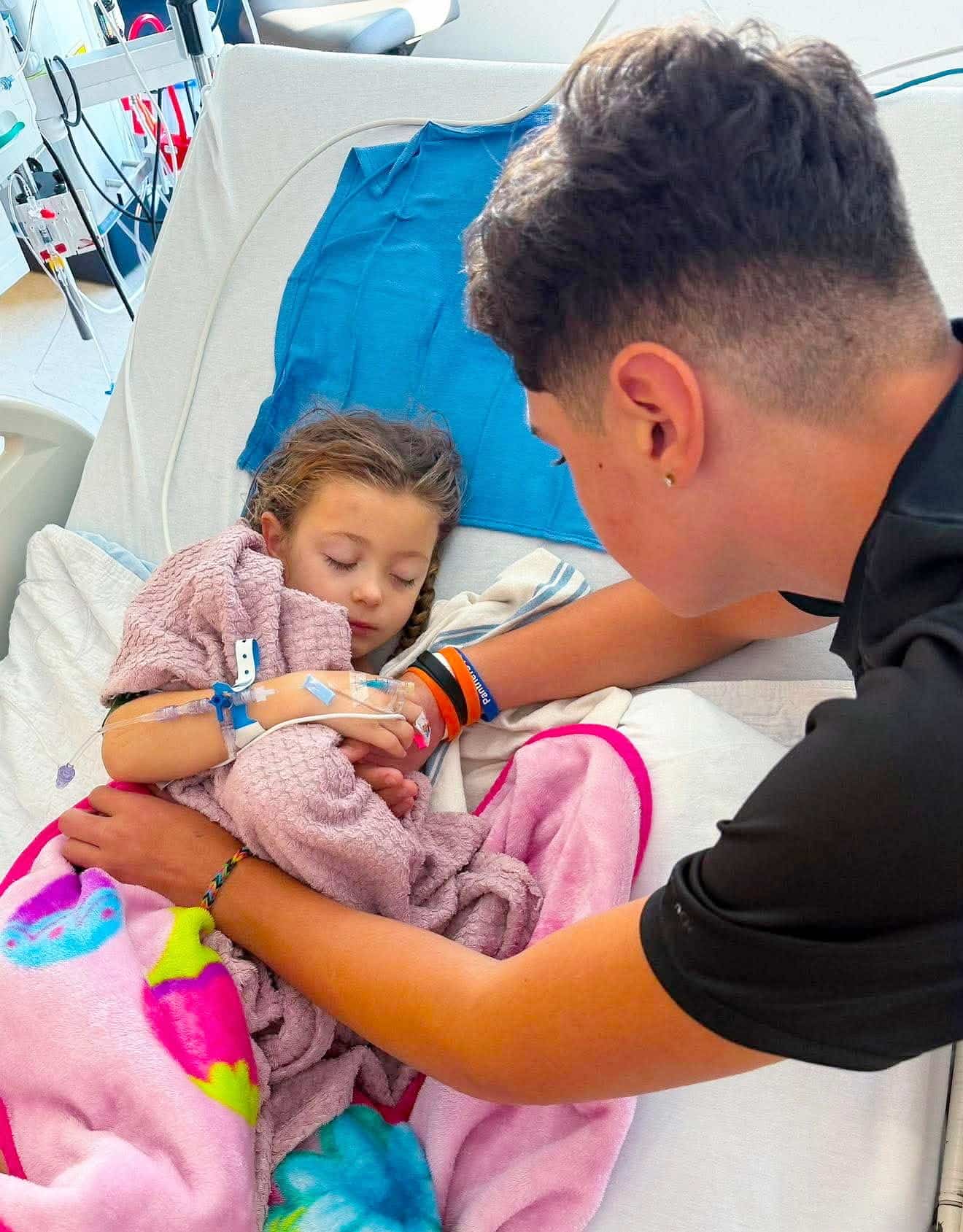 «J’avais peur qu’elle ne marche pas»: grâce à une intervention chirurgicale salvatrice, une fillette de 5 ans entre à la maternelle