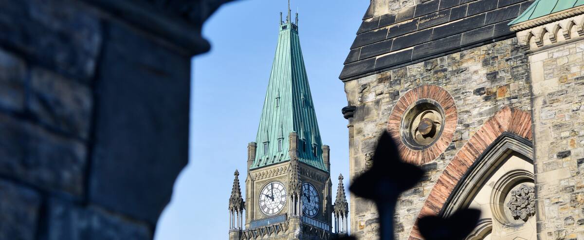 Économiser sans couper dans la fonction publique, le défi «compliqué» d’Ottawa