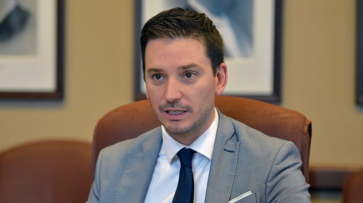 Charte de la langue française : Simon Jolin-Barrette invité à prendre la parole devant l’Académie française