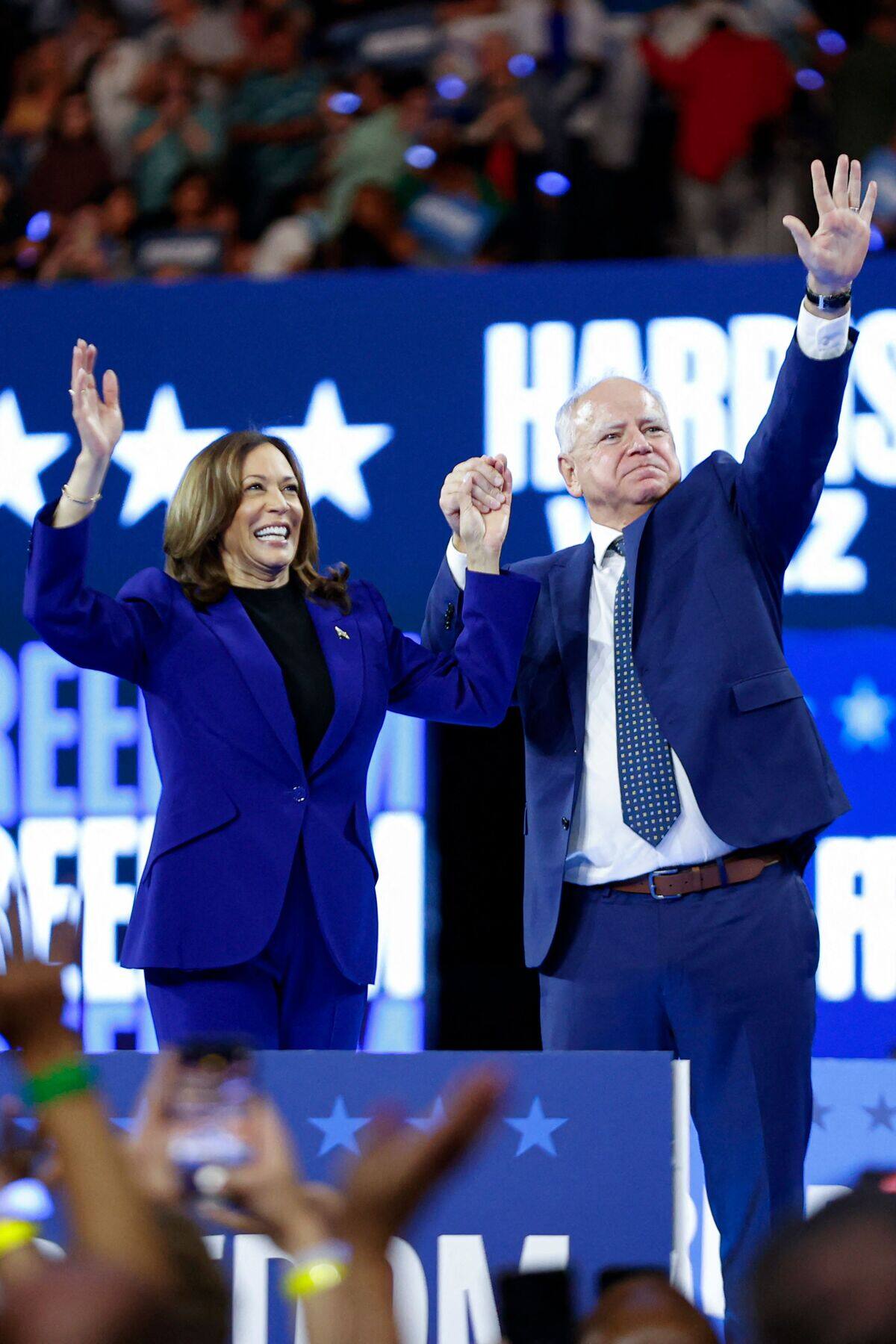 Le colistier de Harris entre en sc&egrave;ne &agrave; la convention d&eacute;mocrate de Chicago