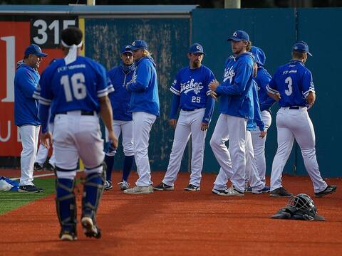 La mascotte Capi a enfilé son nouvel uniforme temporaire d’Équipe Québec pour la saison 2021.