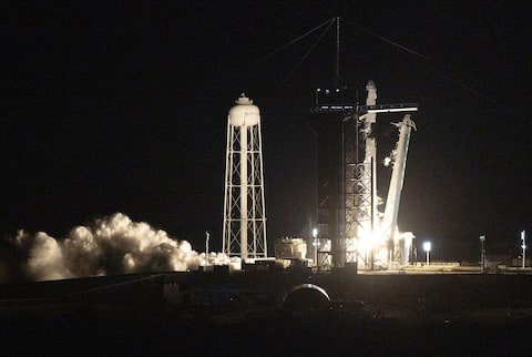 Los dos primeros turistas de SpaceX emprenden un vuelo espacial