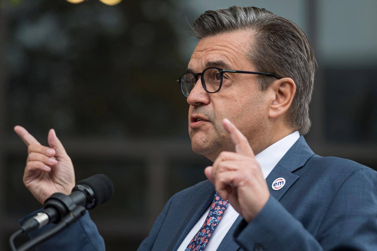 Coderre se prononce pour la vaccination obligatoire des employ&eacute;s municipaux, Plante ne veut pas &laquo;politiser&raquo; la d&eacute;cision