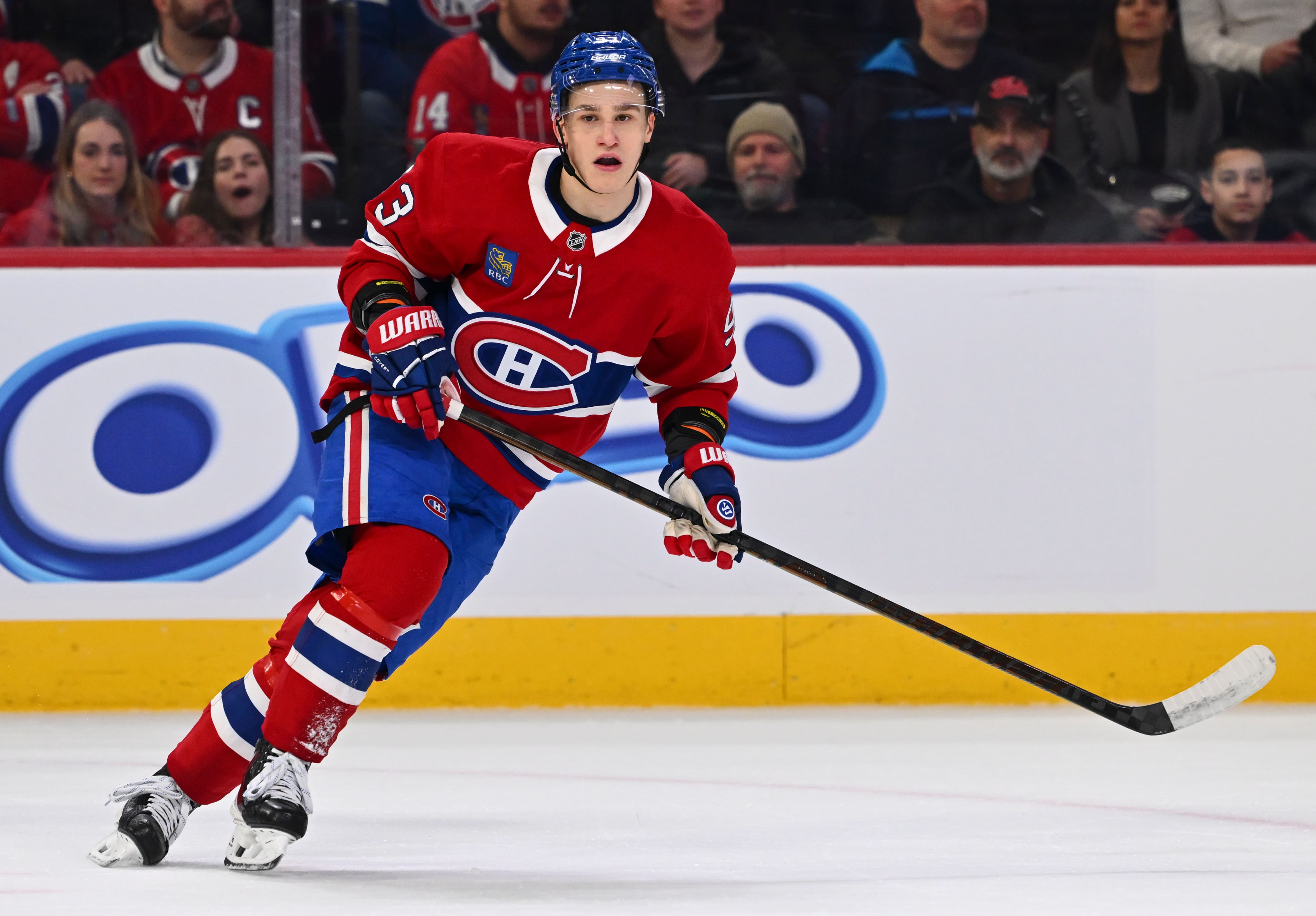 Ivan Demidov progresse dans les deux sens de la patinoire