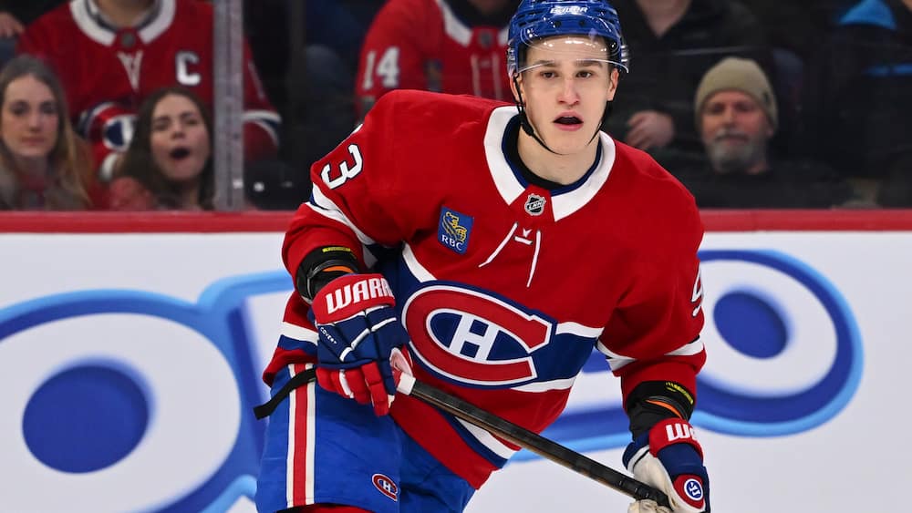 Ivan Demidov progresse dans les deux sens de la patinoire