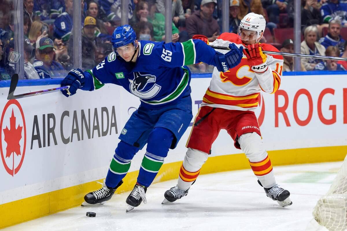 Transaction LNH: les Canucks refilent le contrat de Mikheyev aux Blackhawks