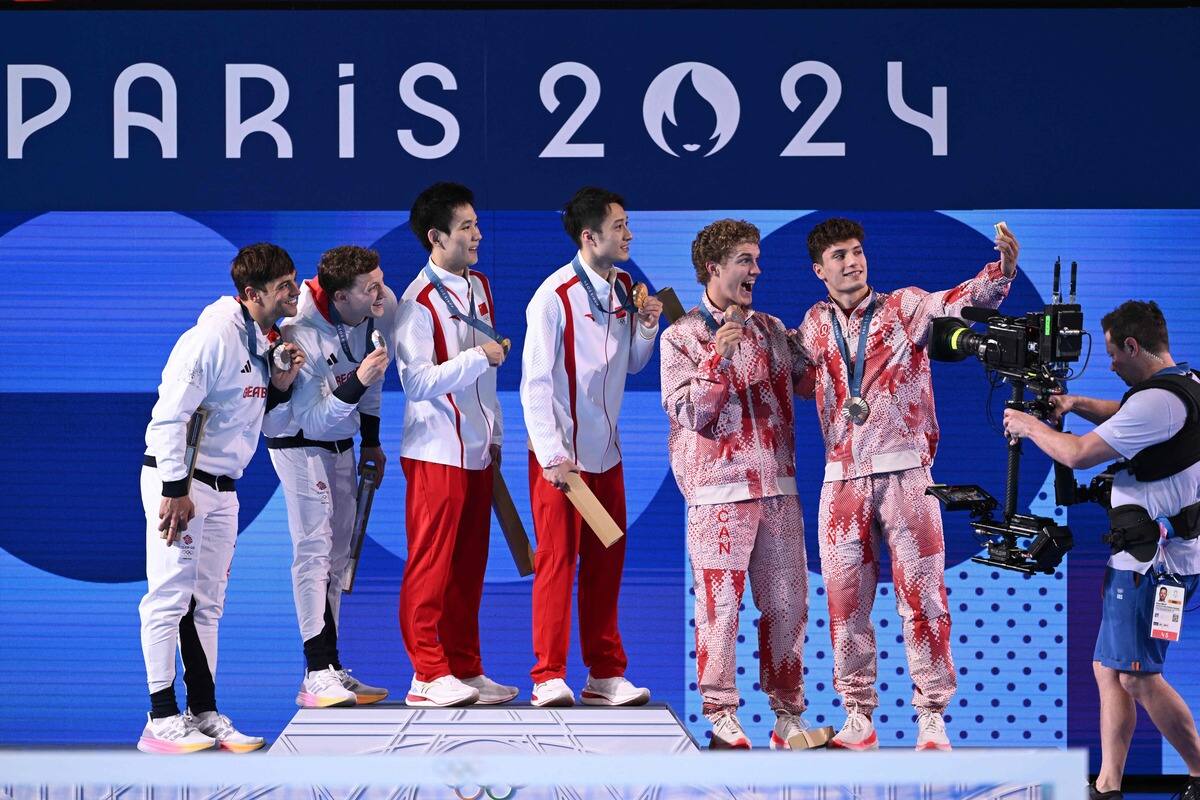 Rylan Wiens y Nathan Zsombor-Murray (derecha) se comen su medalla de bronce en la prueba sincronizada de 10 metros el lunes en los Juegos Olímpicos de París.