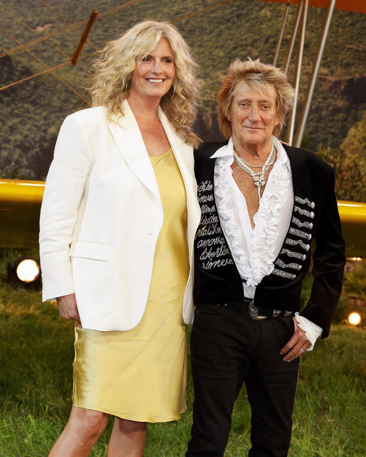 Rod Stewart, en rosa extravagante durante su concierto en el Festival de Glastonbury, en Inglaterra el domingo pasado, lanzó el Festival del Festival de Verano el jueves por la noche, en Quebec.