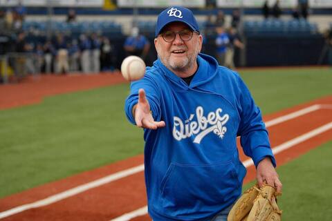 La mascotte Capi a enfilé son nouvel uniforme temporaire d’Équipe Québec pour la saison 2021.