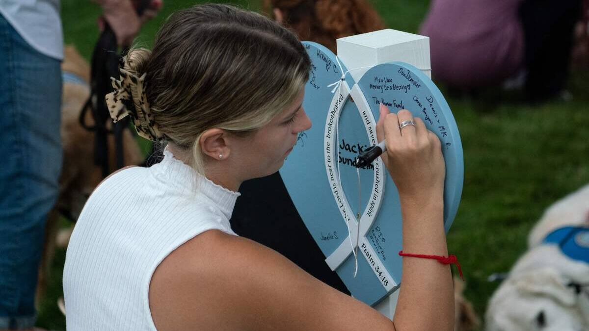 À Highland Park, un mémorial de fortune pour pleurer les morts