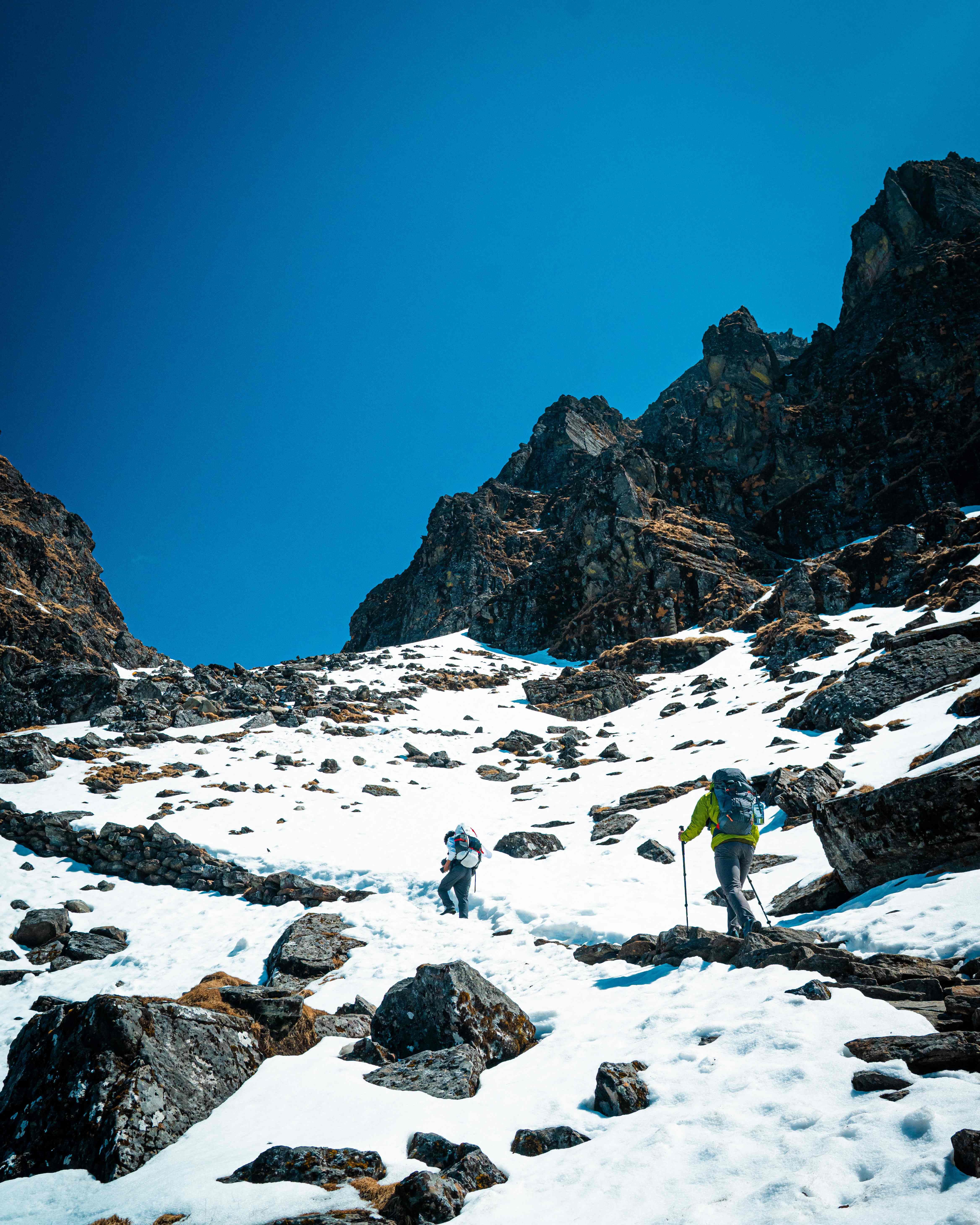 Des grimpeurs népalais ouvrent la saison des ascensions de l'Everest en atteignant le sommet