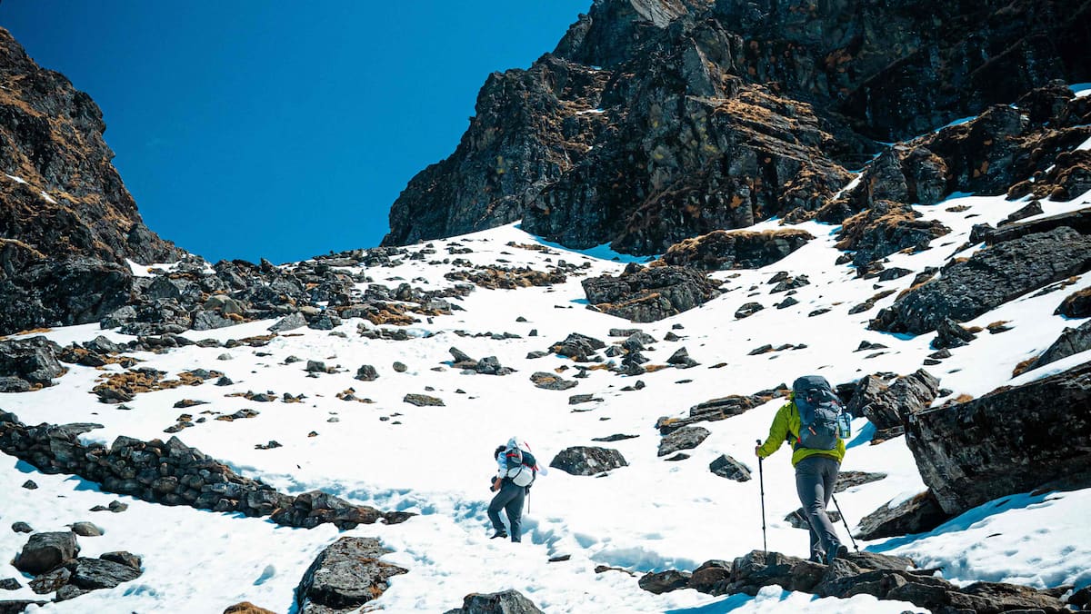 Des grimpeurs népalais ouvrent la saison des ascensions de l'Everest en atteignant le sommet