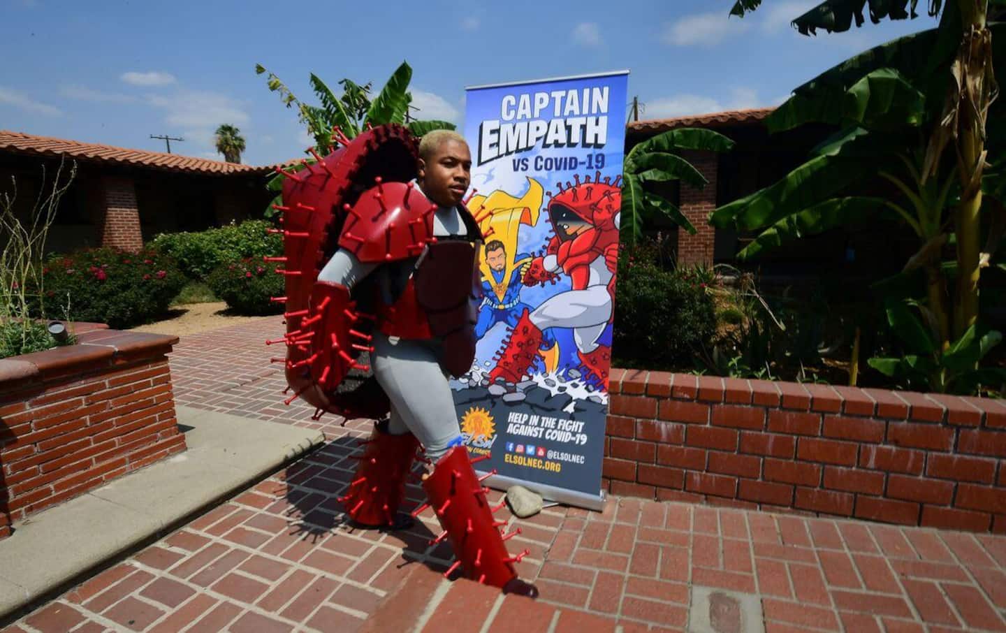 Superhéros contre méchant virus au théâtre pour promouvoir le vaccin en Californie Superhéros contre méchant virus au théâtre pour promouvoir le vaccin en Californie