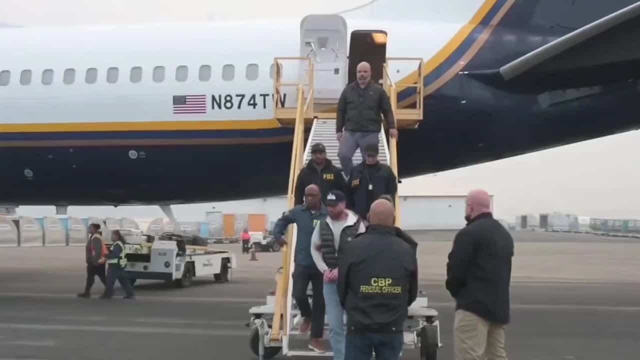 Le FBI a rendu publiques des images montrant le narcotrafiquant fugitif Ryan James Wedding escorté hors d’un avion à son arrivée aux États-Unis.