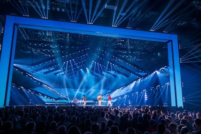 El ganador de Eurovisión 2024, el cantante suizo Nemo, canta la nueva canción "Axlainable"durante el ensayo general de la final de la eurovisión de la canción 2025 en el Arena St. Jakobshalle de Basel el 16 de mayo de 2025.