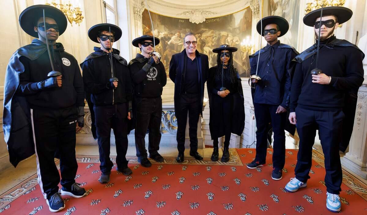 [EN PHOTOS]  Manneken-Pis disfrazado de Zorro para la entrega de una medalla al actor Jean Dujardin 