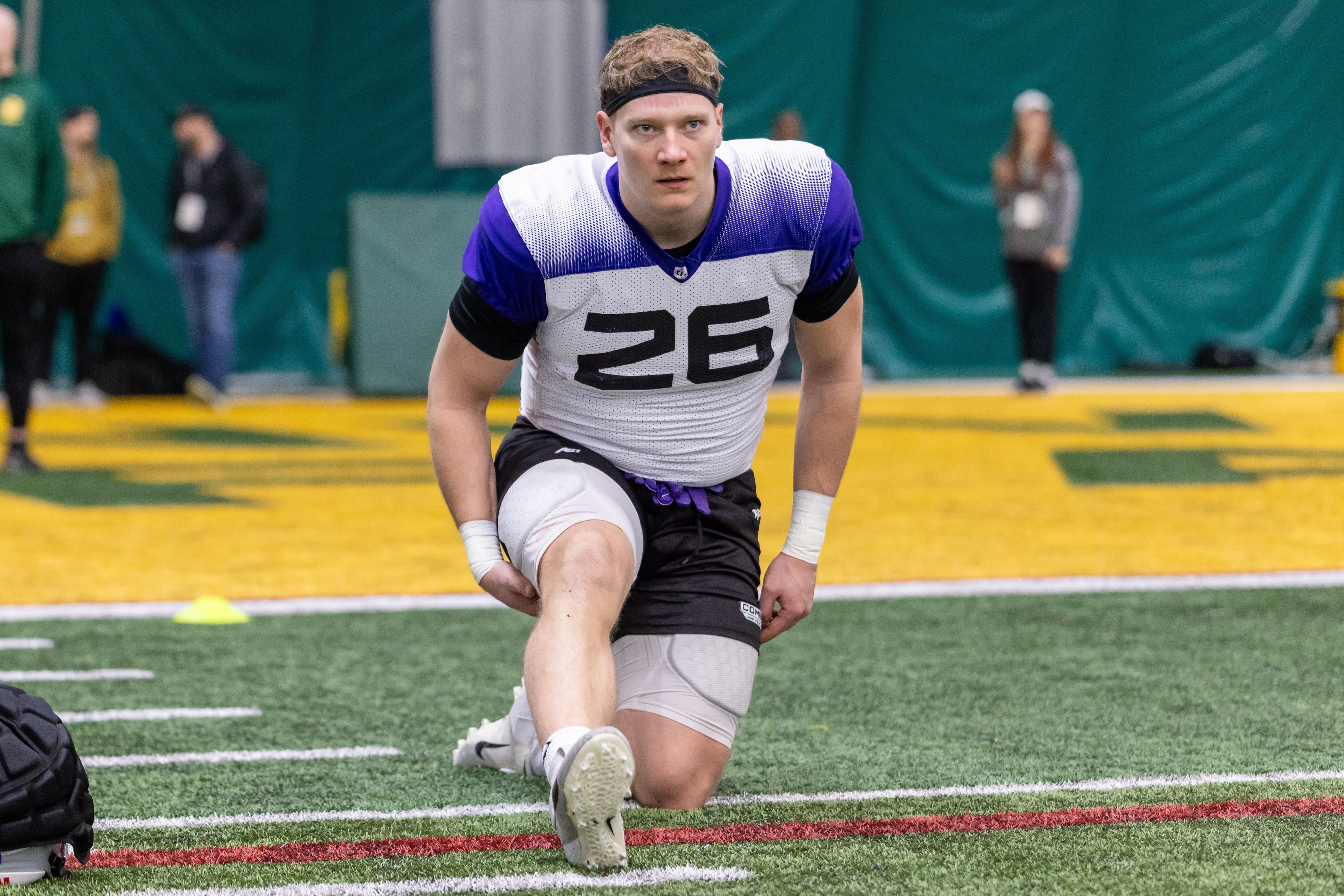 À 6 pi 5 po et 258 livres, un quart-arrière changera de position pour espérer atteindre la LCF