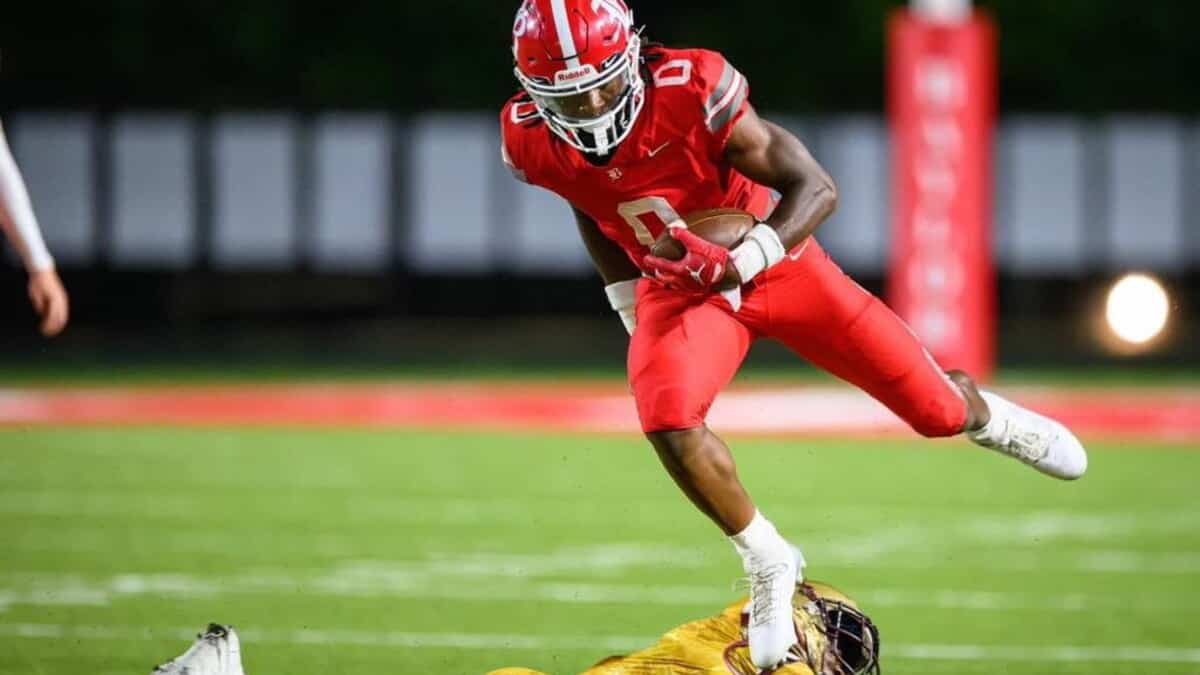 500 livres au squat à 16 ans: voici le plus grand espoir québécois au football qui crée un buzz dans la NCAA