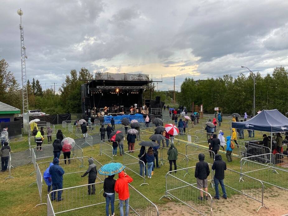Le Festival de musique émergente en Abitibi-Témiscamingue (FME), qui se clôture samedi soir à Rouyn-Noranda, est le premier rassemblement musical d’envergure de l’été. D’un bout à l’autre du site, le masque est roi et les festivaliers apprécient la plupart des spectacles assis. Sur cette photo: Les shows extérieurs au Festival de la musique émergente en Abitibi-Témiscamingue 2020
ÉLISE JETTÉ / AGENCE QMI
