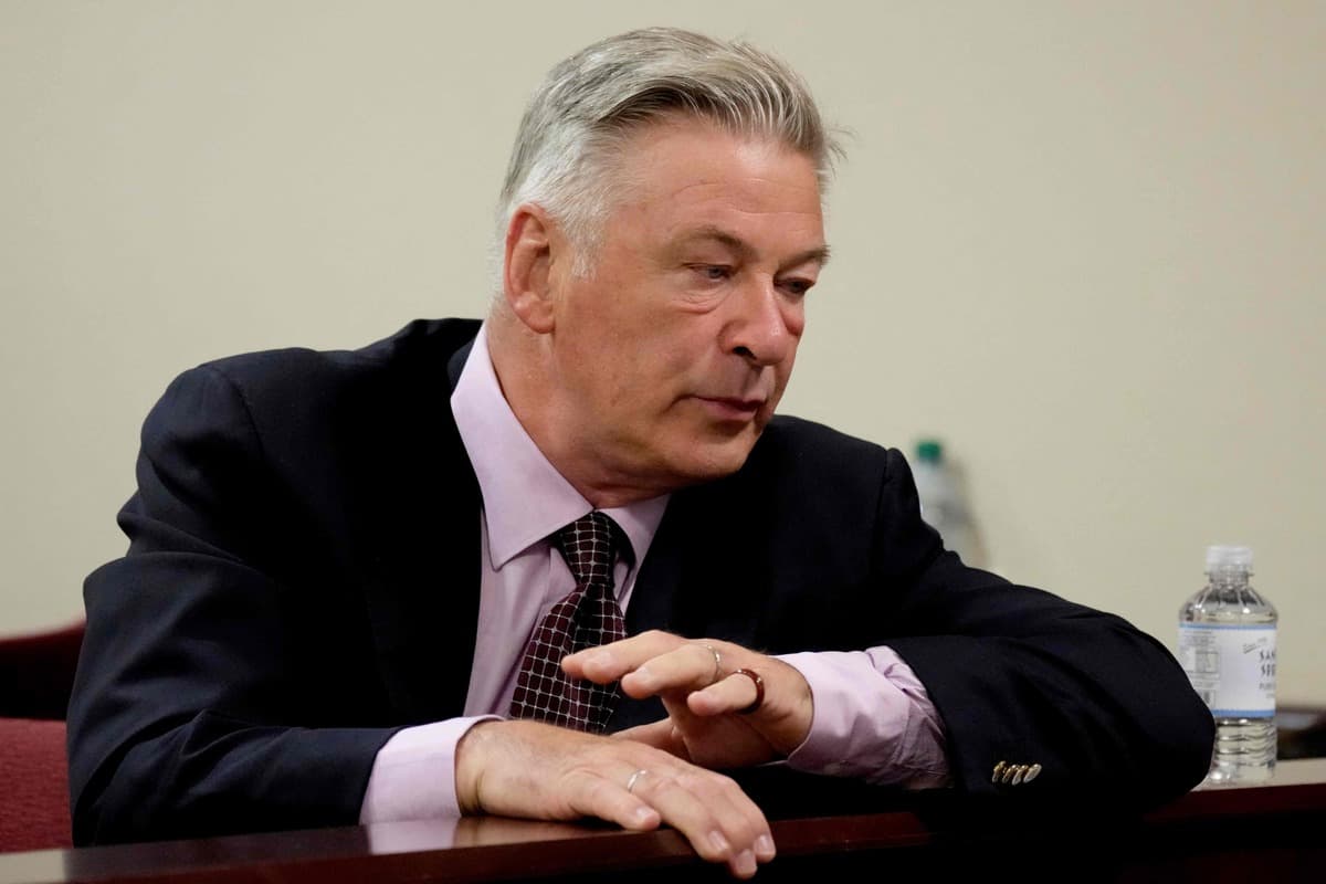 Les d&eacute;bats s'ouvrent au proc&egrave;s d&rsquo;Alec Baldwin pour homicide involontaire