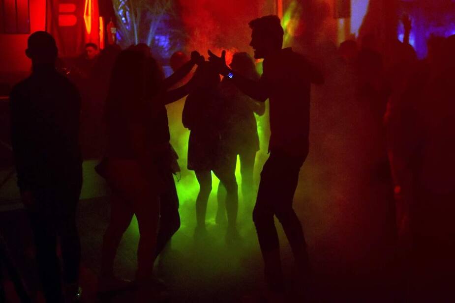Les Français peuvent danser dans les boîtes de nuit.