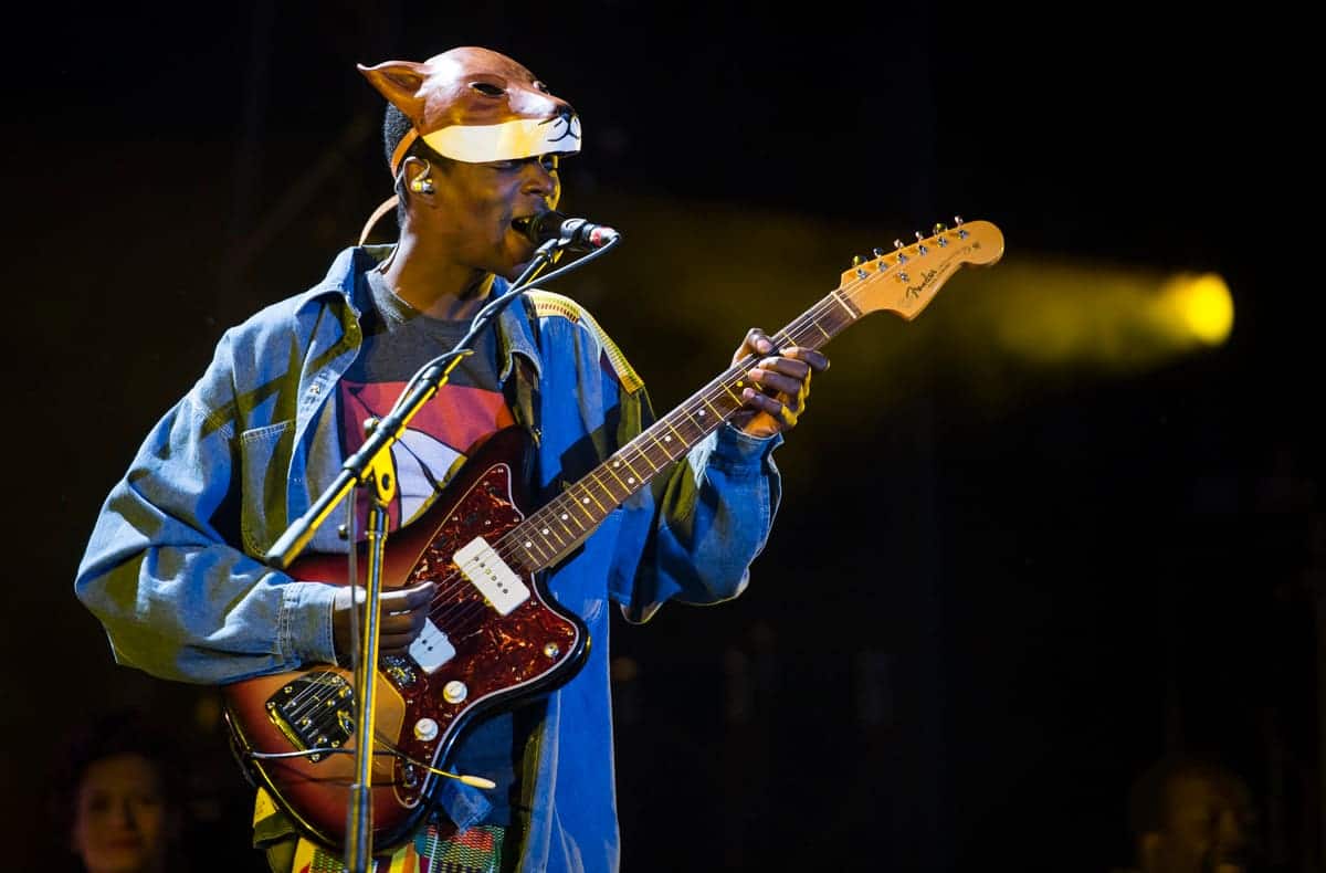 Karim Ouellet en prestation sur la scène Bell dans le cadre de la 29e édition des Francofolies de Montréal le 16 juin 2017.